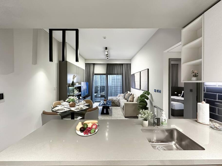 Sky High Comfort 1Br Plus Study With City And Canal Views Apartment Dubai Exterior photo